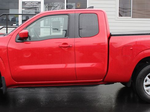 Used 2022 Nissan Frontier SV image 3