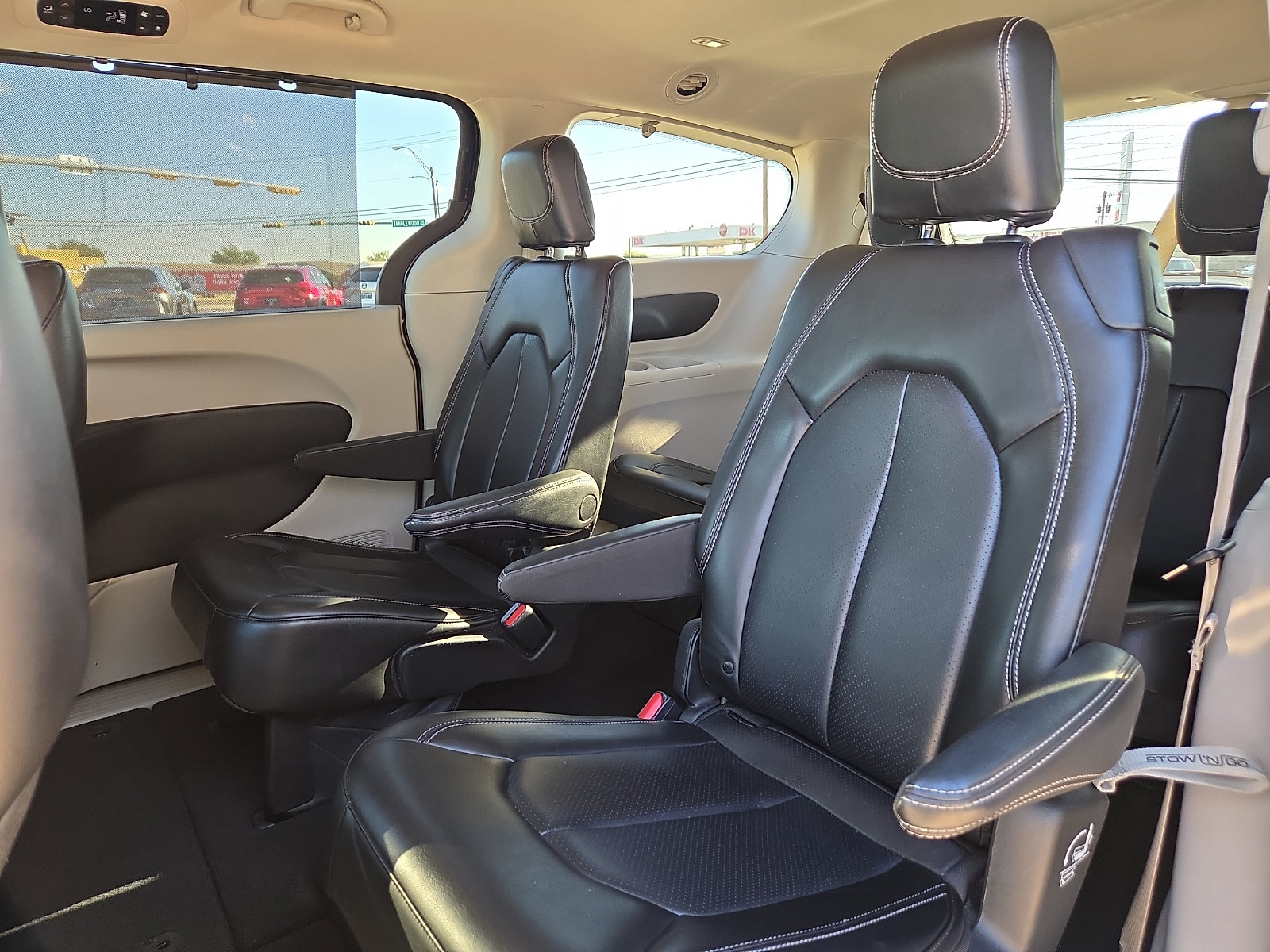 Used 2023 Chrysler Pacifica Touring-L FWD image 13