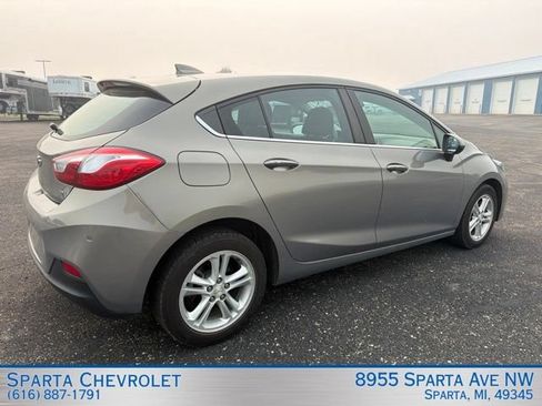 Used 2018 Chevrolet Cruze LT w/ Convenience Package FWD image 3