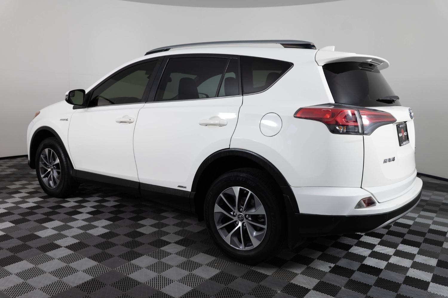 Used 2018 Toyota RAV4 XLE w/ Carpet Mat Package AWD/4WD image 4