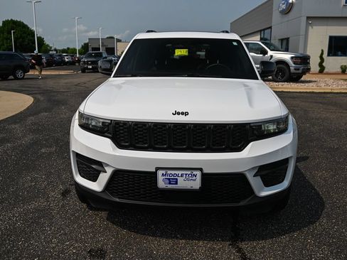 Used 2023 Jeep Grand Cherokee Altitude AWD/4WD image 10