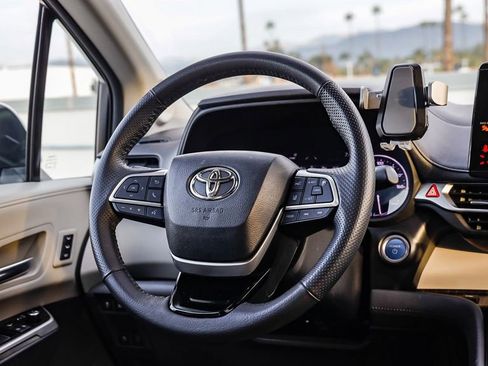 Used 2023 Toyota Sienna Limited image 17