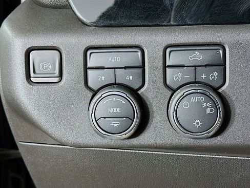Used 2023 Chevrolet Silverado 1500 LT AWD/4WD image 17