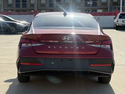Used 2025 Hyundai Elantra SE FWD image 5