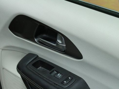 Used 2020 Chrysler Pacifica Touring-L image 12