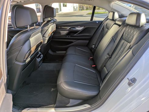 Used 2022 BMW 750i xDrive AWD/4WD image 13