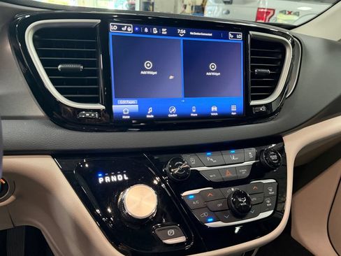 Used 2024 Chrysler Pacifica Touring-L FWD image 37