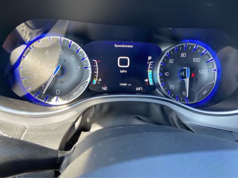 Used 2025 Chrysler Pacifica Limited FWD image 26
