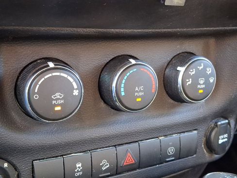 Used 2013 Jeep Wrangler Unlimited Sahara w/ Connectivity Group AWD/4WD image 15