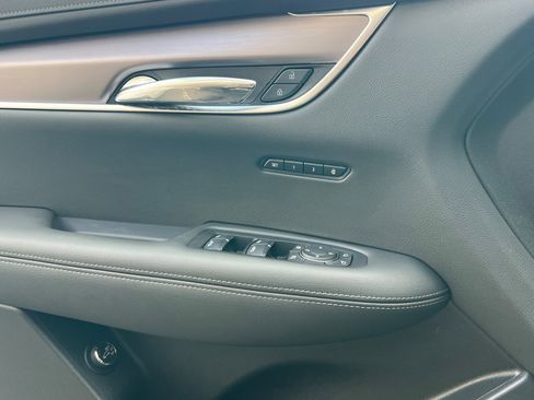 Certified 2025 Cadillac XT6 Luxury image 11
