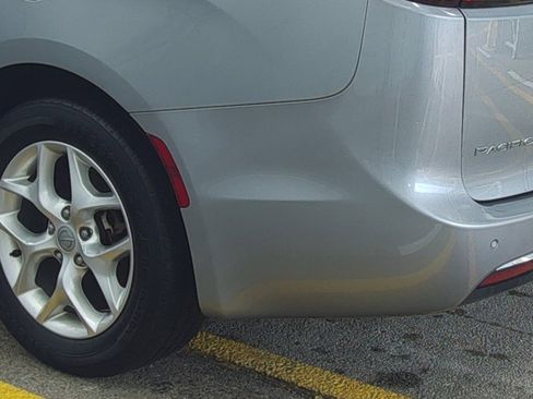 Used 2020 Chrysler Pacifica Limited image 10