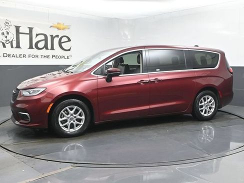 Used 2023 Chrysler Pacifica Touring-L FWD image 34