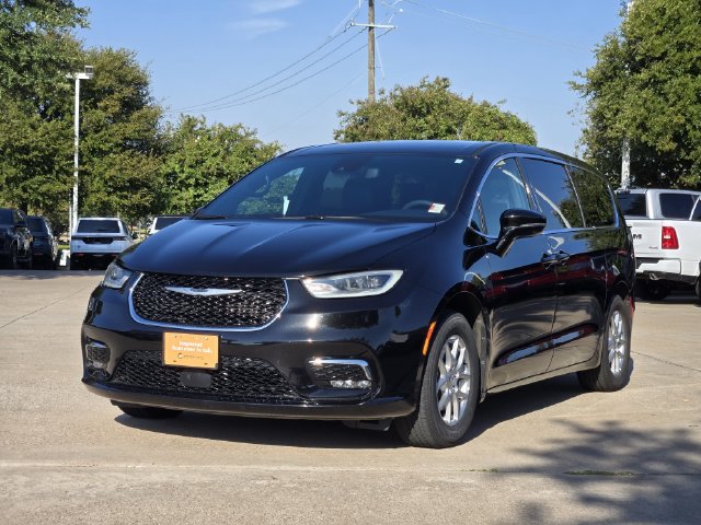 Certified 2025 Chrysler Pacifica Select FWD image 3