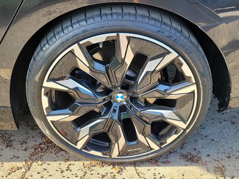 Used 2025 BMW 530i w/ M Sport Package RWD image 6