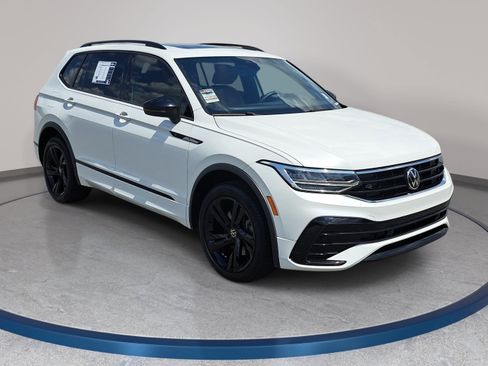 Used 2023 Volkswagen Tiguan SE R-Line FWD image 3