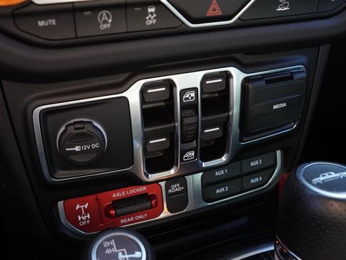 Certified 2024 Jeep Gladiator Mojave w/ Convenience Group image 16