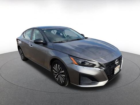Used 2025 Nissan Altima 2.5 SV FWD image 2