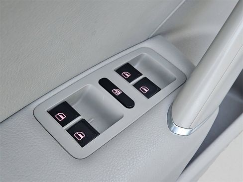 Used 2018 Volkswagen Passat 2.0T SE image 25