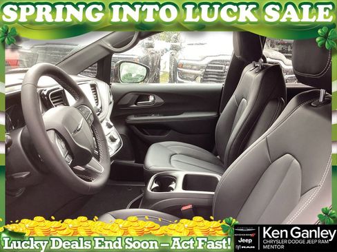 New 2026 Chrysler Pacifica Select image 14