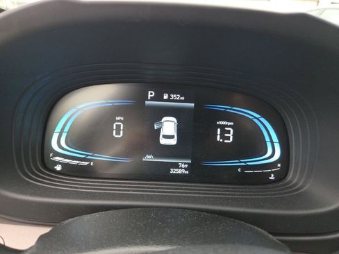 Used 2025 Hyundai Venue SEL FWD image 2