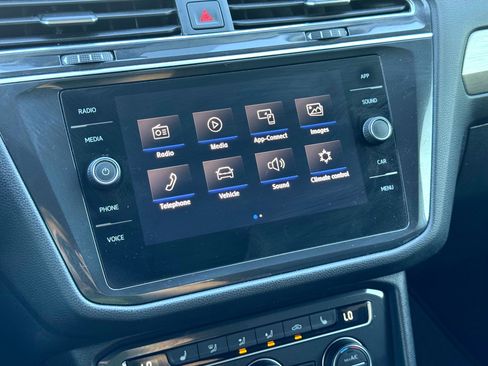 Used 2020 Volkswagen Tiguan SE image 28