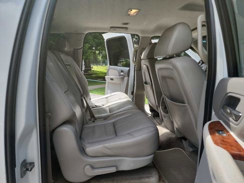 Used 2008 Chevrolet Suburban LT w/ LT Preferred Equipment Group RWD image 24
