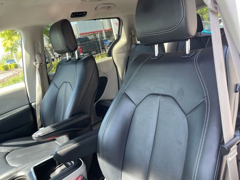 Used 2024 Chrysler Pacifica Touring-L image 9