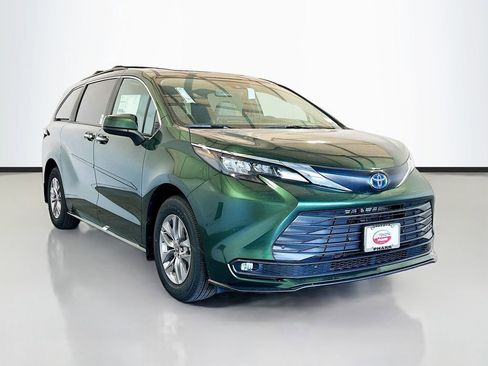 New 2025 Toyota Sienna XLE FWD image 3