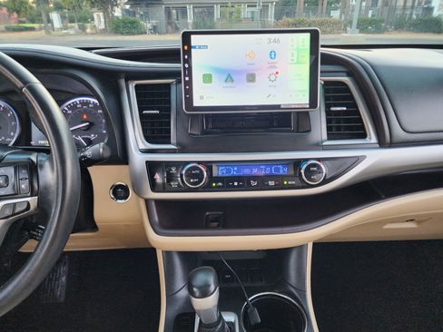 Used 2018 Toyota Highlander XLE image 28