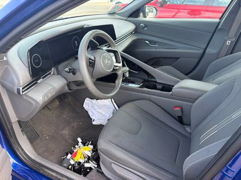 Used 2025 Hyundai Elantra SEL FWD image 8