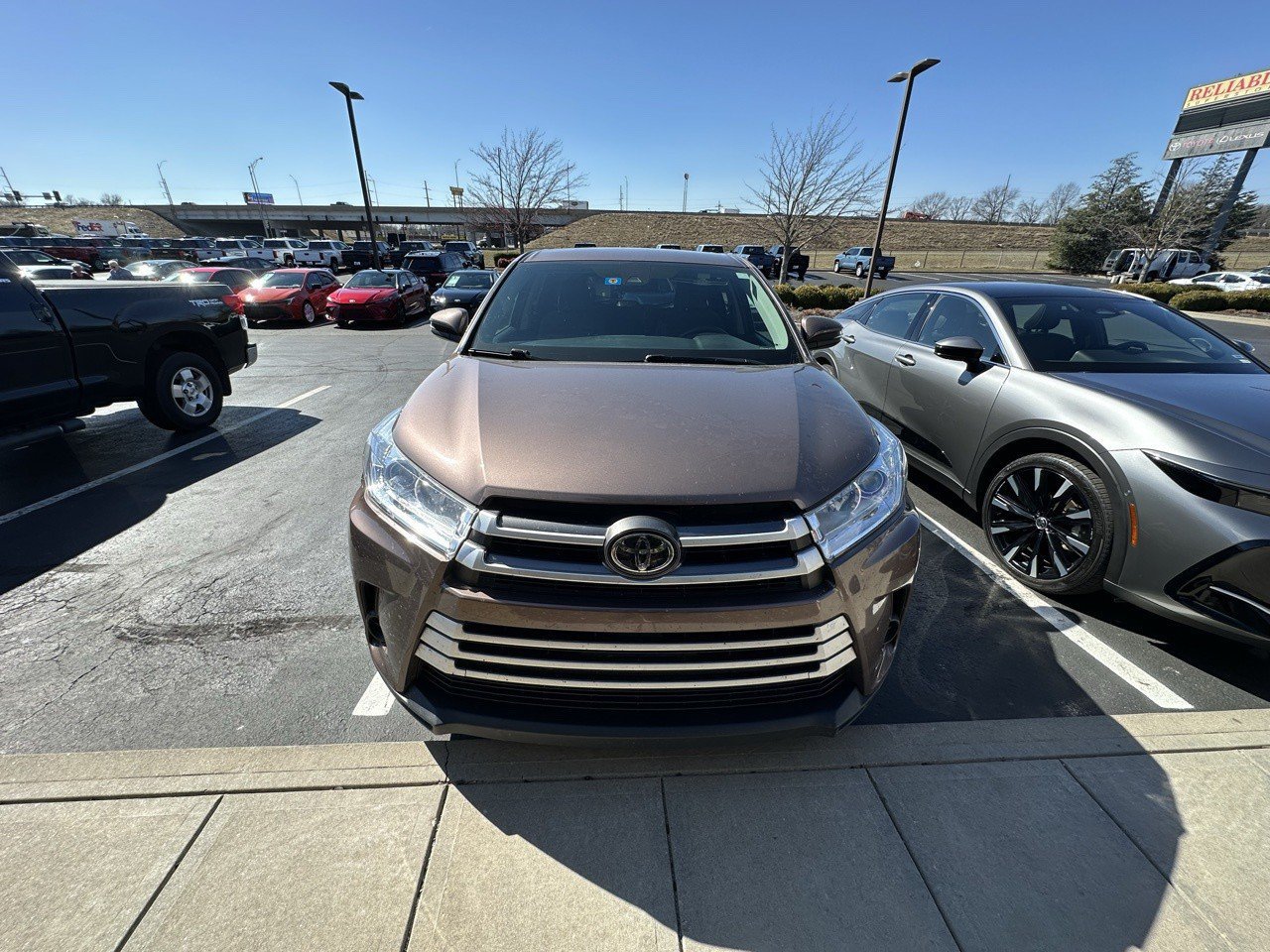 Used 2017 Toyota Highlander LE AWD/4WD image 2