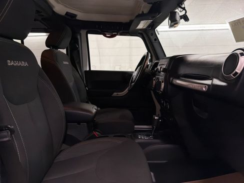 Used 2018 Jeep Wrangler Unlimited Sahara w/ Connectivity Group AWD/4WD image 25