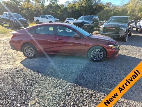 Used 2024 Hyundai Elantra SEL image 12