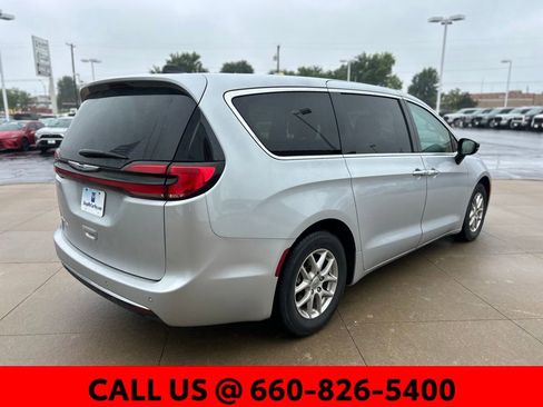 Used 2024 Chrysler Pacifica Touring-L FWD image 5