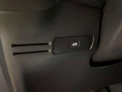 Used 2025 Volvo XC40 B5 Plus image 27