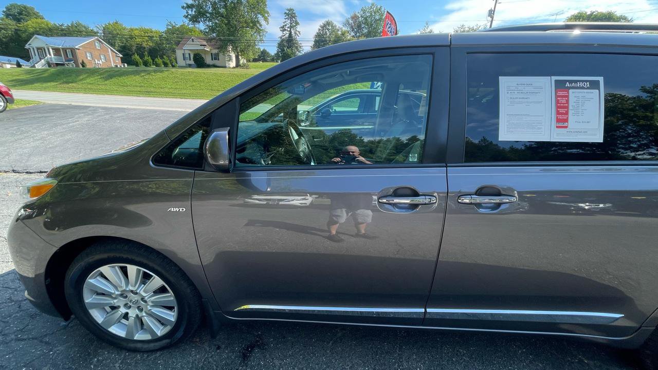 Used 2017 Toyota Sienna XLE Premium w/ Protection Package AWD/4WD image 3