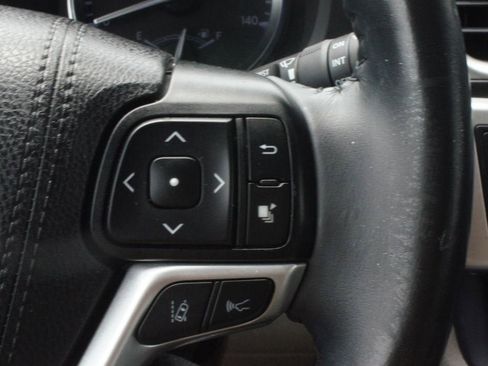 Used 2019 Toyota Highlander XLE FWD image 11