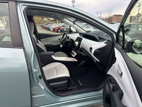 Used 2016 Toyota Prius Three Touring image 9