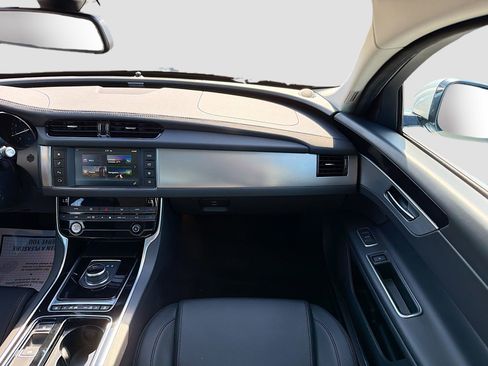 Used 2018 Jaguar XF Premium image 18