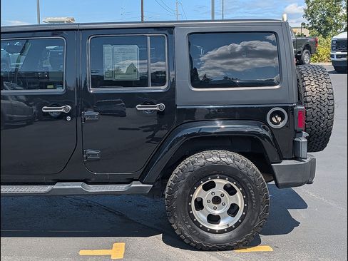 Used 2017 Jeep Wrangler Unlimited Sahara AWD/4WD image 11