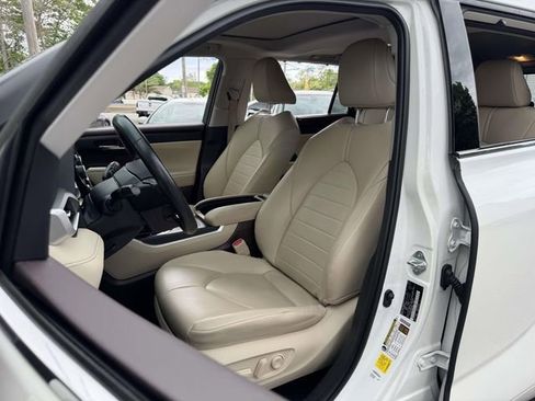 Used 2021 Toyota Highlander XLE AWD/4WD image 20