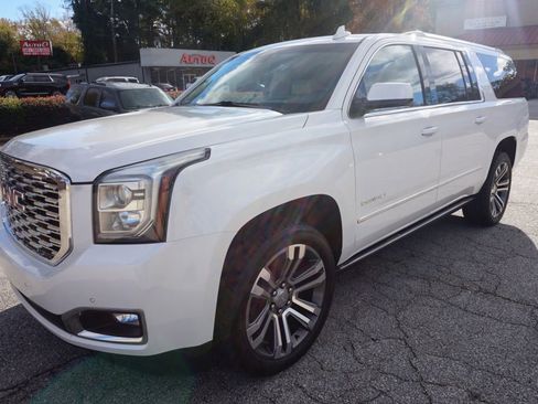Used 2019 GMC Yukon XL Denali w/ Denali Ultimate Package image 3