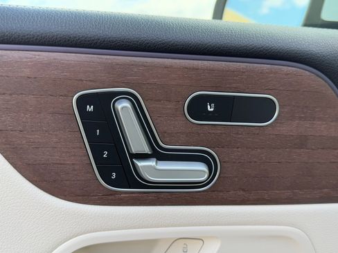 Used 2023 Mercedes-Benz EQB 300 4MATIC image 24