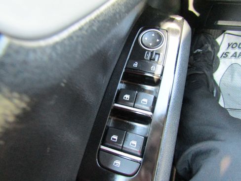 Used 2023 Kia Soul LX w/ Option Group 015 FWD image 17