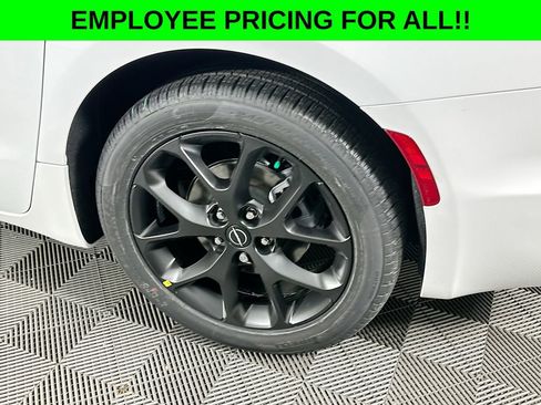 New 2026 Chrysler Pacifica Limited w/ S Appearance Package image 38