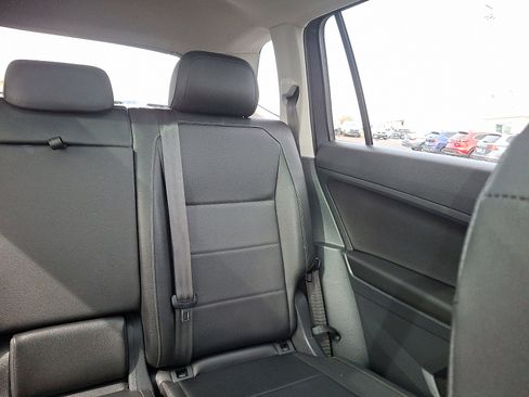 Used 2020 Volkswagen Tiguan SE w/ Panoramic Sunroof Package image 16