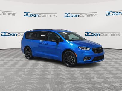 New 2026 Chrysler Pacifica Select