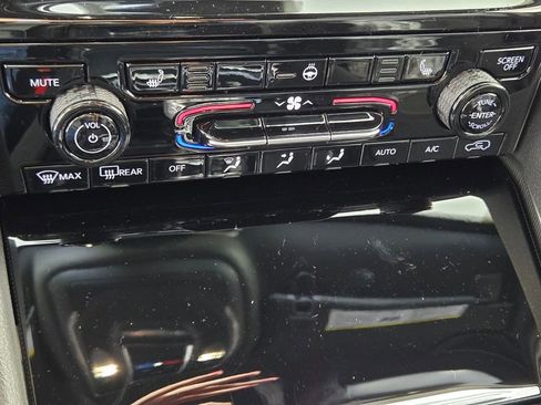 New 2025 Jeep Grand Cherokee L Laredo RWD image 23