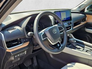 Used 2025 Toyota Grand Highlander AWD video 3