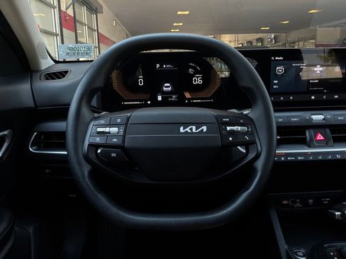 Used 2025 Kia K4 FWD image 37